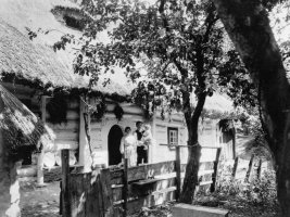4.	Karol Chotek, młoda rodzina przed swoim domem w podkrakowskiej wsi Bronowice, 1911–1912, Bronowice Małe lub Bronowice Wielkie (obecnie Kraków), wydruk cyfrowy, w oryginale – odbitka fotograficzna, 8 × 11 cm. Ze zbiorów Muzeum Etnograficznego w Krakowie
