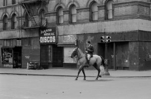 Danuta Rago, Mężczyzna jadący konno przez jedną z nowojorskich ulic, 1965 © Christopher Grabowski, FAF