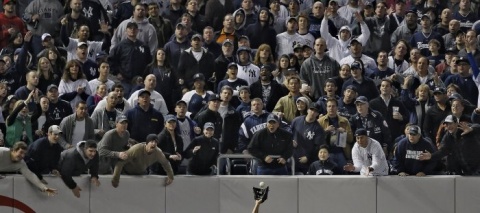I Nagroda 53. edycji World Press Photo w kategorii: Sports Features Singles, Robert Gauthier, USA, Los Angeles Times Magazine, Yankee fans try to distract Angels left fielder Juan Rivera, Yankee Stadium, 25 October