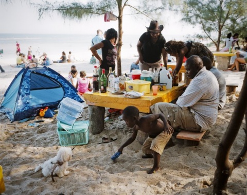 II Nagroda 53. edycji World Press Photo w kategorii: Daily Life Singles, Joan Bardeletti, France, Sunday picnic, Mozambique