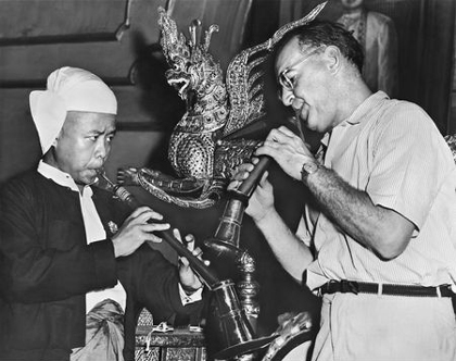 Benny Goodman z birmańskim muzykiem, Rangoon, Birma 1957 Benny Goodman z birmańskim muzykiem, Rangoon, Birma 1957