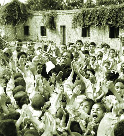 Louis Armstrong zabawia dzieci w centrum medycznym Tahhseen Al-Sahha, Kair, Egipt, 1961 Louis Armstrong zabawia dzieci w centrum medycznym Tahhseen Al-Sahha, Kair, Egipt, 1961