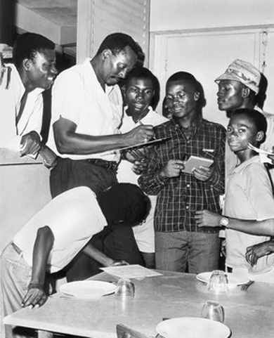Randy Weston podpisuje okładki płyt dla uczniów szkoły Leon Mba, Liberville, Gabon 1967 Randy Weston podpisuje okładki płyt dla uczniów szkoły Leon Mba, Liberville, Gabon 1967